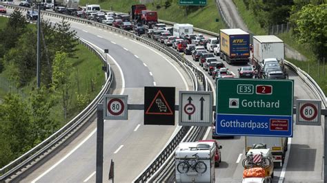 Schweiz Riss In Decke Des Gotthard Tunnels Betonteile Fielen Auf