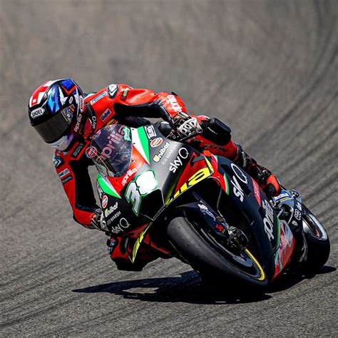 Bradley Smith Ou Lorenzo Savadori Se Juntar O A Equipe Aprilia Em