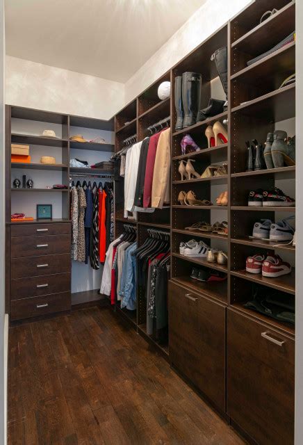 Small Walk In Closet Contemporain Armoire Et Dressing New York