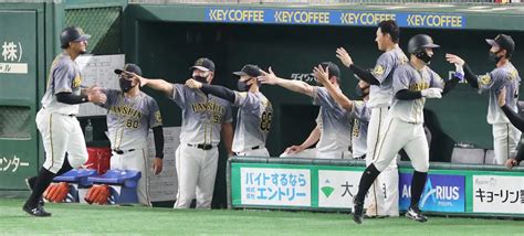 ＜巨・神（22）＞5回2死満塁、糸井の適時打で生還したマルテ（左）らを迎える阪神・矢野監督（中央）（撮影・椎名 航） ― スポニチ Sponichi Annex 野球