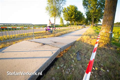 Fietspad Zuiderzeestraatweg Hattem Komt Door Hitte Omhoog Foto S