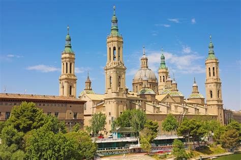 Basilique De Notre Dame Du Pilier Au Bord De L Bre Saragosse Espagne