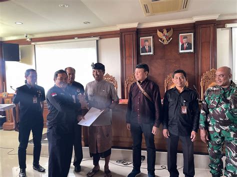 Penyerahan Hasil Rapat Pleno Terbuka Rekapitulasi Daftar Pemilih