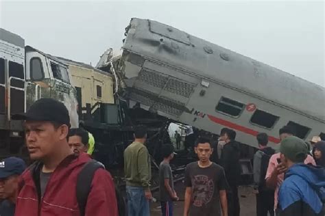 Kecelakaan Kereta KA Turangga Tabrakan Dengan KA Commuter Bandung Raya