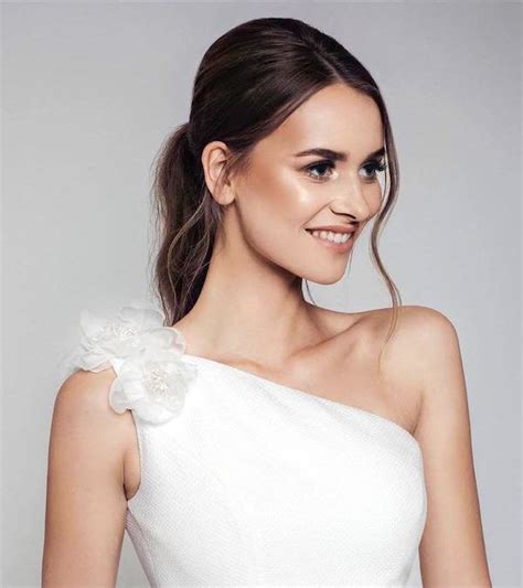 Unique Wedding Hairstyles For Different Necklines