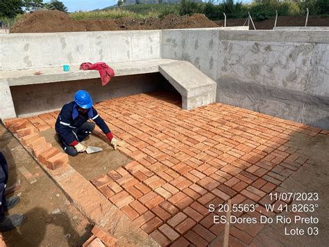 E T E Execução do Piso do Leito de Secagem na E T E Obra 1010