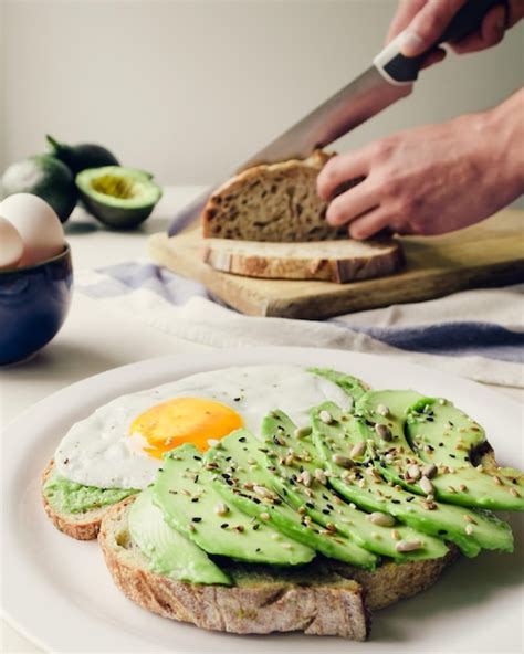 Desayuno Saludable Con Sabroso Aguacate Y Deliciosas Tostadas