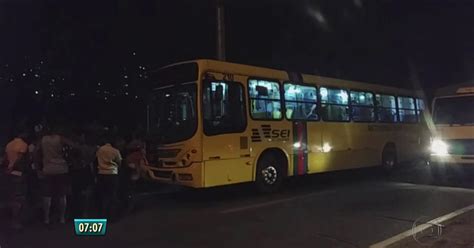 G1 Dois suspeitos de assalto a ônibus morrem após troca de tiros diz