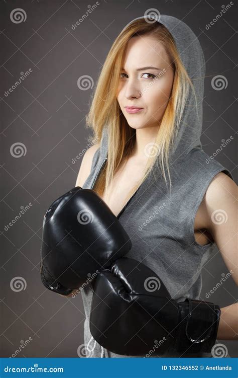 Ejercicio De La Muchacha Del Boxeador Con Los Guantes De Boxeo Foto De