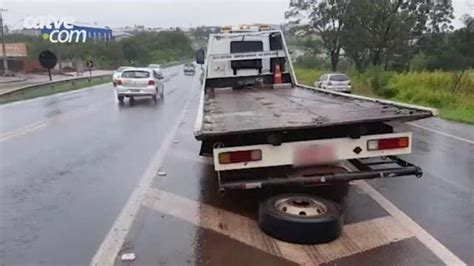 Roda Se Solta De Caminh O E Atinge Tr S Ve Culos Na Br Em Cascavel