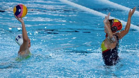 Con presencia de público iniciaron las competencias de waterpolo en la