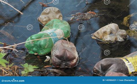 Las Botellas Pl Sticas Coloridas De Bebidas Flotan En El Agua Y