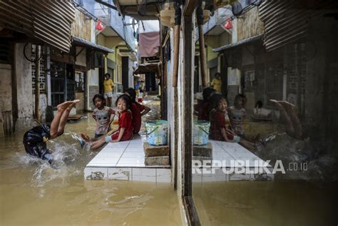 Kali Ciliwung Meluap Kawasan Kebon Pala Terendam Banjir Republika Online