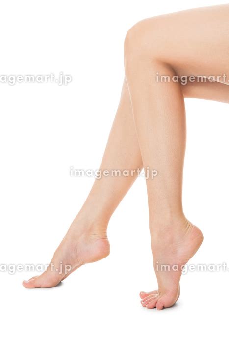 elegant long shapely naked female legs with bare feetの写真素材 91403851