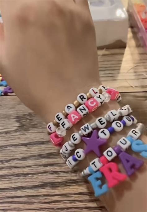 Qué son las friendship bracelets que se intercambian en los