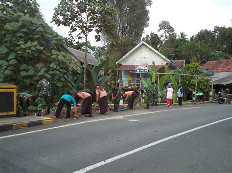 Jaga Kebersihan Dan Keindahan Personel Koramil 0821 14 Bersama