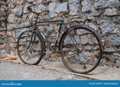 Uma Velha Bicicleta Enferrujada De Duas Rodas Contra O Fundo De Uma