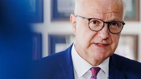 Olli Rehn kertoo lähteekö hän mukaan presidenttikisaan Yle Uutiset