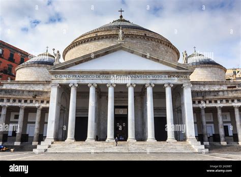 Basilica Di San Francesco Di Paola Auf Dem Gepflasterten Platz Piazza