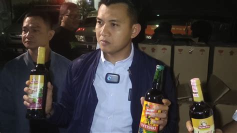 Malam Malam Polisi Amankan Mini Bus Yang Membawa Ribuan Botol Miras Di