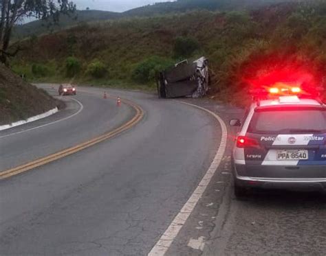 Caminhão tomba na BR 262 em Ibatiba e motorista fica ferido