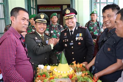 Dandim Rayakan Hut Tni Kapolres Datang Bawa Naspeng Ujung Jari