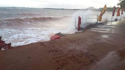 Mar agitado invade orla e coloca em risco comércios e casa em Meaípe