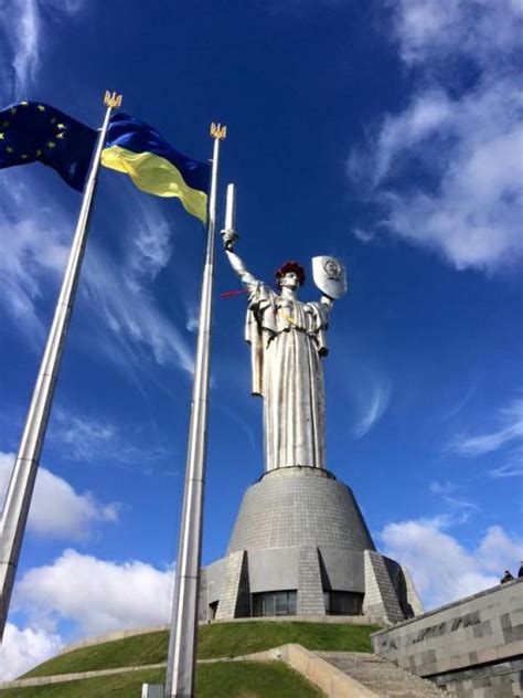 Ukraine Traveler - Kiev, Mother Motherland Statue