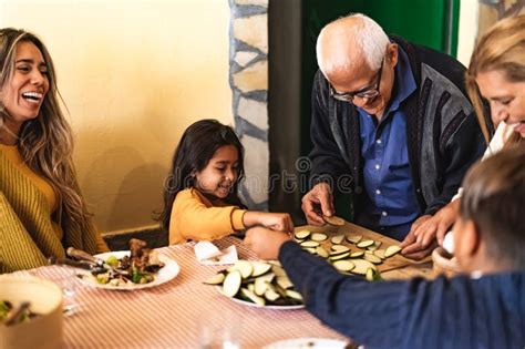 Feliz Familia Latina Comiendo En Casa Imagen De Archivo Imagen De Pollo Nieto