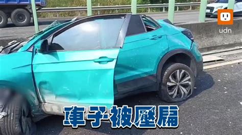 影／國3通霄段砂石車爆胎！轎車遭追撞 橫掃整排防眩板 時事 聯合影音