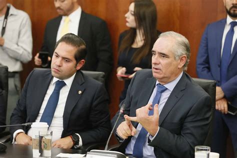 Senador Julen Rementería del Puerto al intervenir durante la reunión