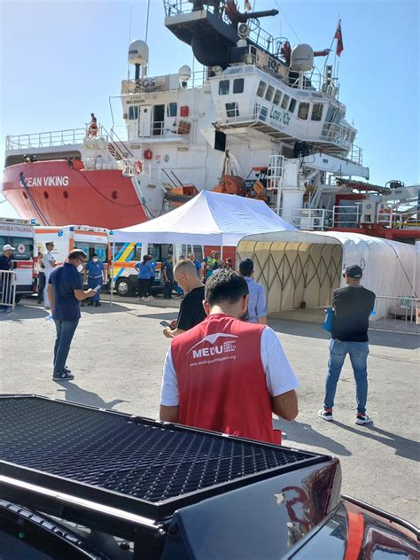 È arrivata al porto di Pozzallo la Ocean Viking con 306 migranti molti