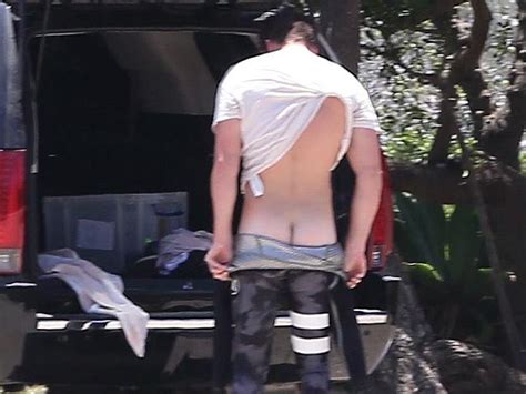 Liam Hemsworth Shows Off His Tight Bum Naked Male Celebrities