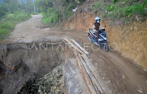 JALAN AMBLAS AKIBAT ABRASI SUNGAI BATANG ANAI ANTARA Foto