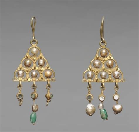 Byzantine, earrings, 7th century (source). - to love many things