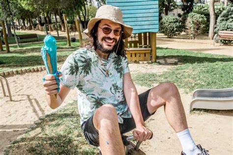 Homem Caucasiano Feliz Cabelo Comprido E Barba Segurando Um Cone De