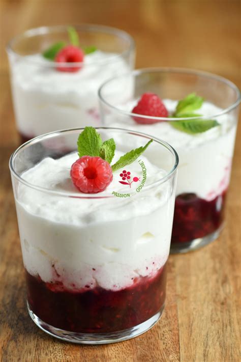 MOUSSE AU FROMAGE BLANC SUR LiT DE FRUiTS ROUGES PASSION