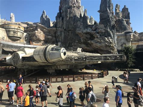 Star Wars Galaxys Edge Didnt Boost Attendance At Disney Theme Parks