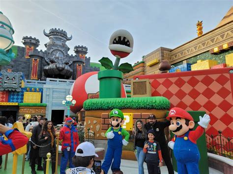 Photos Video Meet Mario Luigi And Princess Peach In Super Nintendo World At Universal