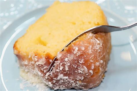 Bolo de coco úmido fofinho e macio cobertura de coco e leite