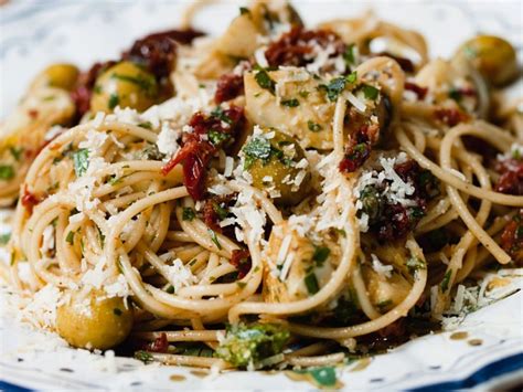 Pasta Mit Getrockneten Tomaten Oliven Artischocken Und Kapern Rezept