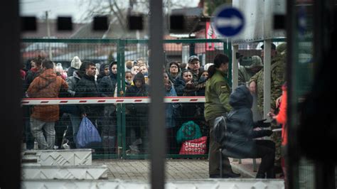 Guerre en Ukraine les longues heures dattente des réfugiés à la