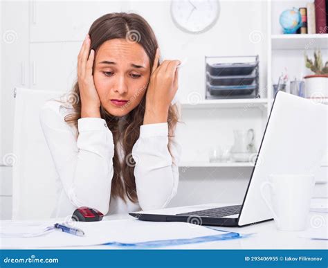 Retrato De Una Mujer Trabajando En Una Laptop Y Teniendo Problemas En La Oficina De La Empresa