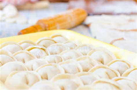 El Proceso De Cocinar Las Bolas De Masa Hervida Hechas En Casa Imagen