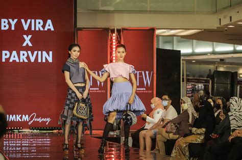 Busana Cantik Berkarakter Canggih Di Surabaya Fashion Week