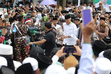 Hadiri Perayaan 1 Abad NU Ganjar Jalan Kaki Warga Berebut Minta Foto