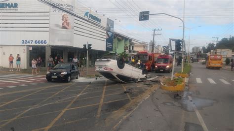 Motorista sai da pista bate em dois veículos e capota em Itajaí