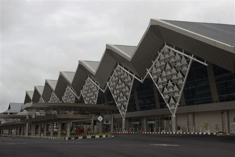 Masih Terdampak Abu Vulkanik Gunung Ruang Operasional Bandara Sam