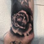 Blackwork Rose Tattoos You Ll Instantly Love Tattooblend