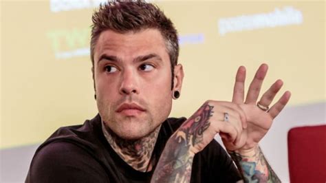 Fedez Si Sente Male In Volo Sul Suo Jet Privato Ricoverato D Urgenza